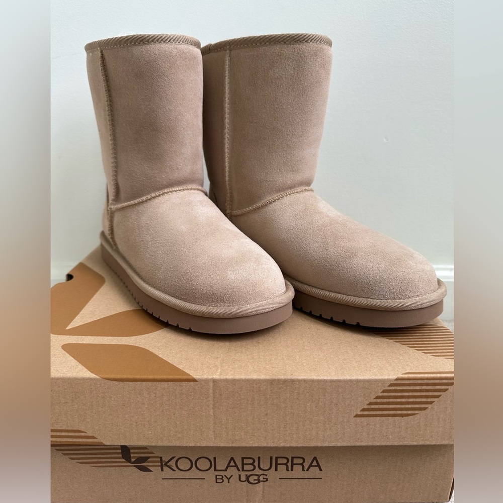 NWOT Koolaburra by UGG Women's Short, Sand - Size 6